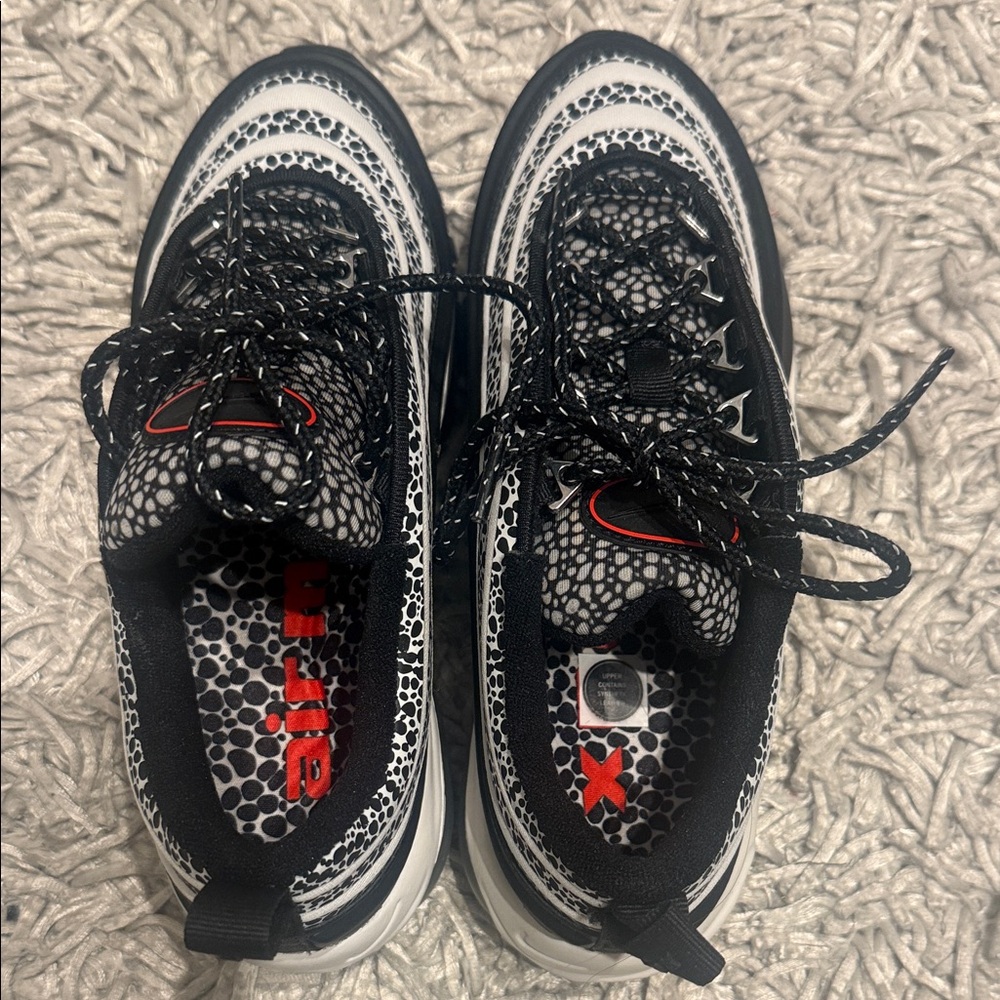 Nike Black and White Patterned Sneakers size 6